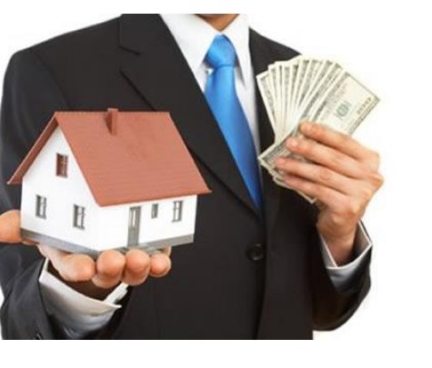Hombre de traje mostrando una casa a escala y dinero en efectivo